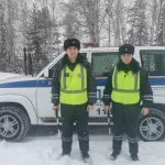 В Алтайском крае спасли застрявшую в сугробе женщину за рулём