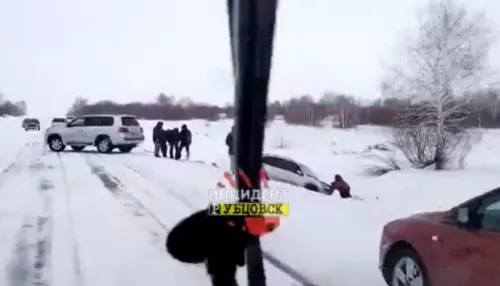 Автомобиль слетел в кювет с обледенелой трассы в Алтайском крае