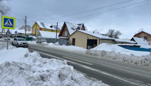 Жители барнаульского поселка просят очистить пешеходные дорожки от снега