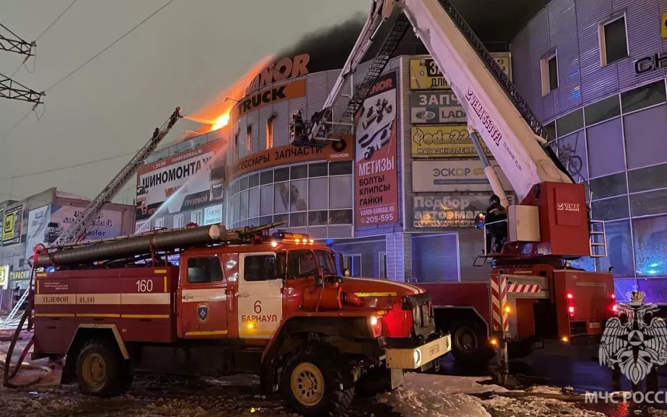В Барнауле произошел крупный пожар в торговом центре