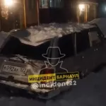 В Барнауле куча снега рухнула на припаркованную машину и продавила крышу