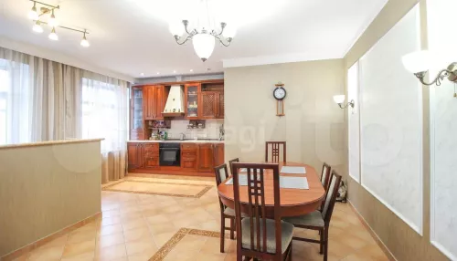 В Барнауле за 13,5 млн рублей продают элитную квартиру с арками в ванной