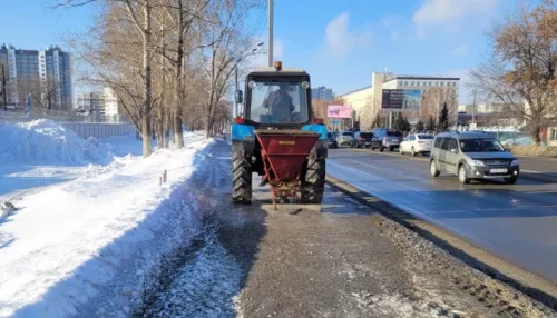 Власти Барнаула рассказали, где посыпают реагентами обледеневшие тротуары