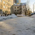 Ускорение свободного скольжения: тротуары в Барнауле превратились в каток. Фото