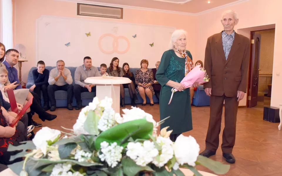 Супруги из Алейска отметили 70 лет семейной жизни и станцевали свадебный вальс