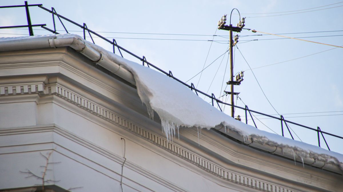 Снег и наледь на крышах 