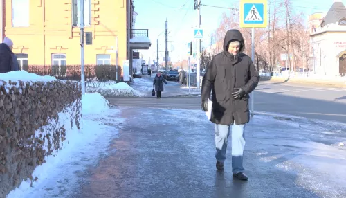 Барнаульцы из-за оттепели стали жертвами гололёда и снега с крыш