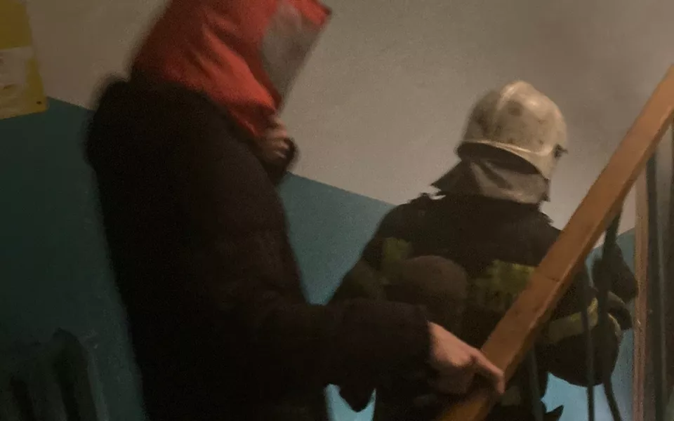 Жильцов пятиэтажки в Барнауле эвакуировали из-за едкого дыма