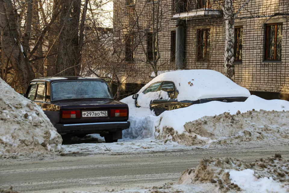 Брошенные автомобили. Автомобиль во дворе. Брошенная БМВ во дворе.