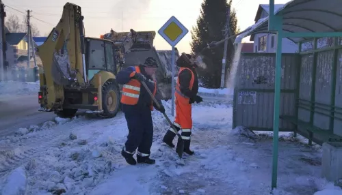 В мэрии Барнаула рассказали, почему с улиц не сразу вывозят огромные кучи снега