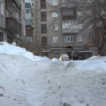 Барнаульцы жалуются на неочищенные дворы городских домов