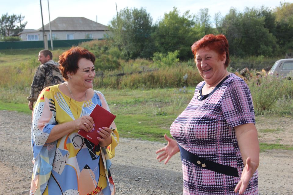 Людмила Кейбол с жительницей Змеиногорского района