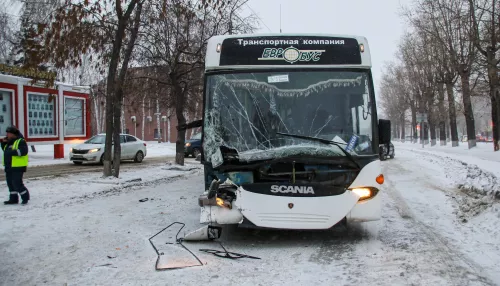 Автобус столкнулся со снегоуборщиком и заблокировал проезд в центре Барнаула
