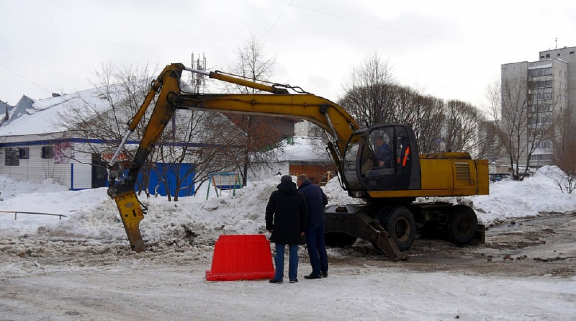 Земляные работы начались на месте коммунальной аварии в Барнауле - Толк  13.01.2020