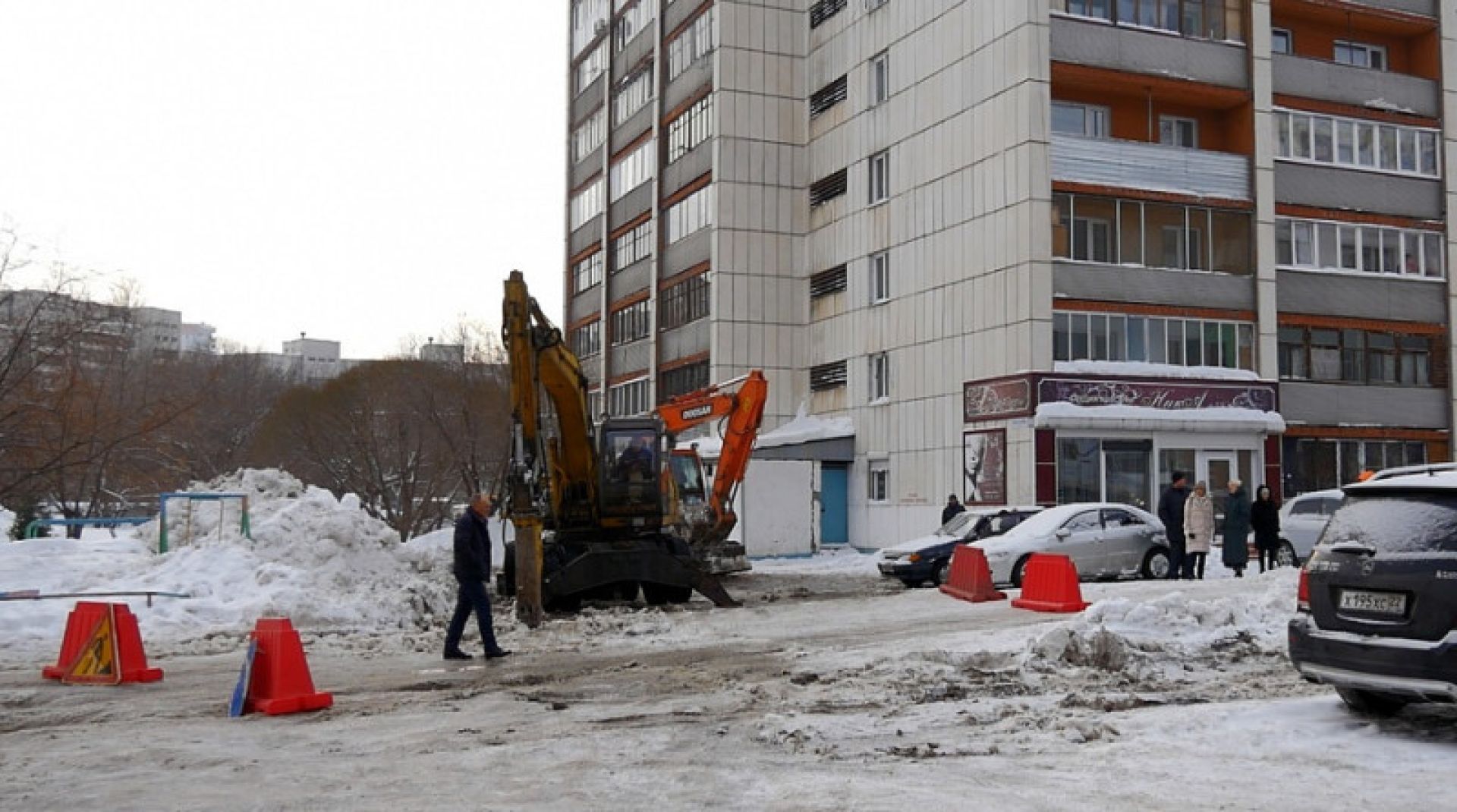 Земляные работы начались на месте коммунальной аварии в Барнауле - Толк  13.01.2020