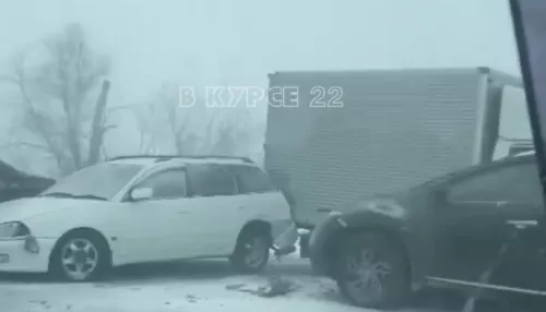 В Барнауле в условиях метели произошла массовая авария на Старом мосту