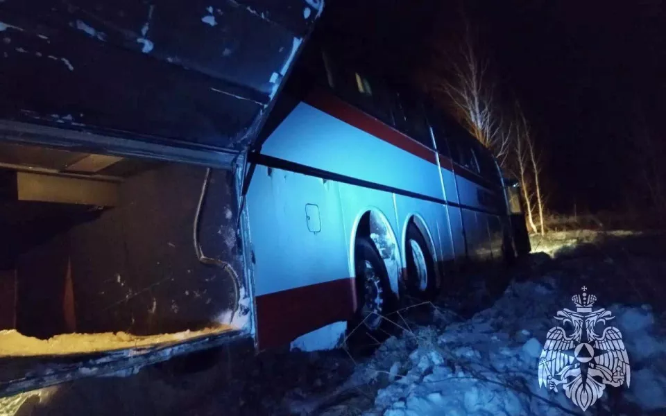 Рейсовый автобус с 15 пассажирами съехал в кювет в Алтайском крае