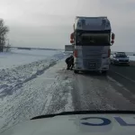 В Алтайском крае сотрудники ДПС отогрели замерзшего дальнобойщика