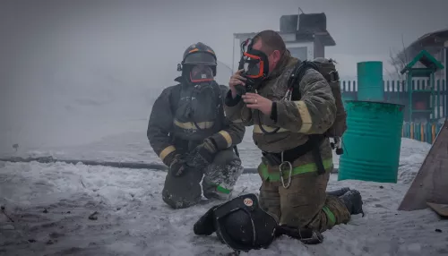 Пожарный репортер показал, как в Барнауле в сильный ветер тушили баню
