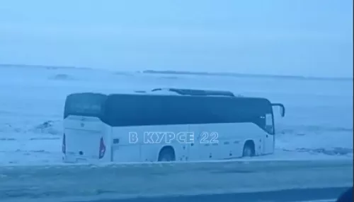 Автобус улетел в кювет на трассе в Алтайском крае