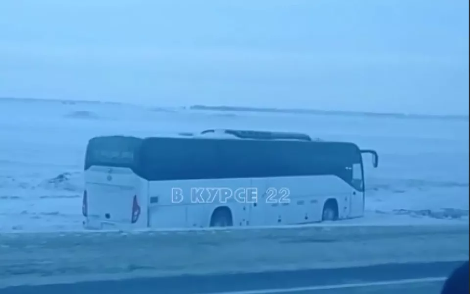 Автобус улетел в кювет на трассе в Алтайском крае