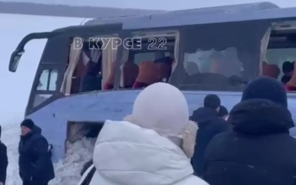 Пассажирский автобус и КамАЗ столкнулись на трассе Барнаул  Новосибирск