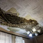Жительницу Барнаула едва не придавил рухнувший потолок в коммунальной квартире