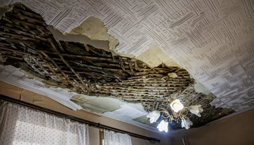 Жительницу Барнаула едва не придавил рухнувший потолок в коммунальной квартире