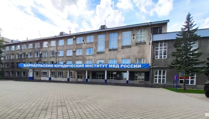 Барнаульский юридический институт отсудил у строителей полмиллиона рублей