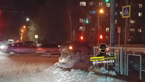 В Барнауле водитель легковушки снес забор и столб на перекрестке