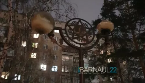 Барнаульцы пожаловались на аллею разбитых фонарей на улице Георгия Исакова