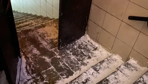 Барнаульцы жалуются на скользкие лестницы подземного перехода на площади Октября