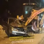 В Барнауле пьяный водитель экскаватора протаранил четыре автомобиля