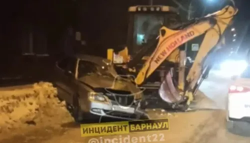 В Барнауле пьяный водитель экскаватора протаранил четыре автомобиля