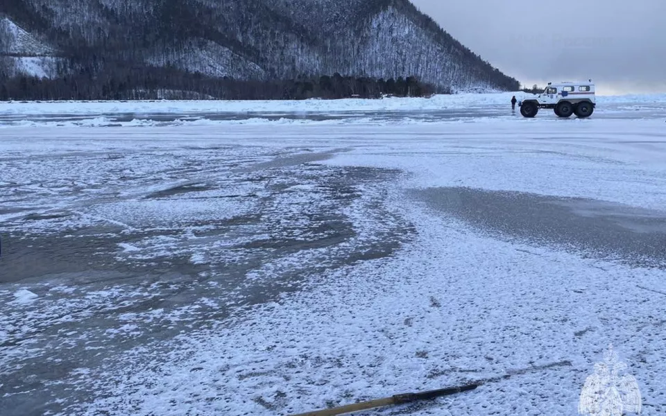 Подо льдом Байкала нашли тело пропавшего на снегоходе мужчины