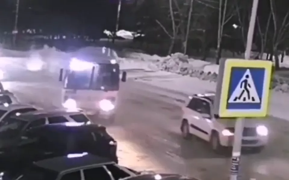В Бийске маршрутный автобус протаранил три припаркованных авто