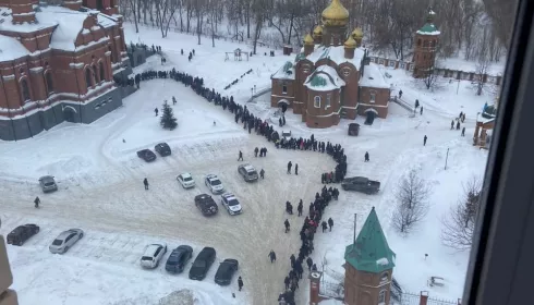 В Барнауле верующие выстраиваются в очереди в храмы за святой водой
