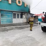 В Республике Алтай огонь охватил торговый центр Простор