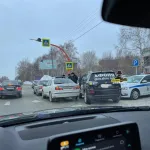 В Барнауле женщина на Mitsubishi протаранила автомобиль ДПС