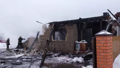 В алтайском селе огонь уничтожил дом и баню на 150 квадратах