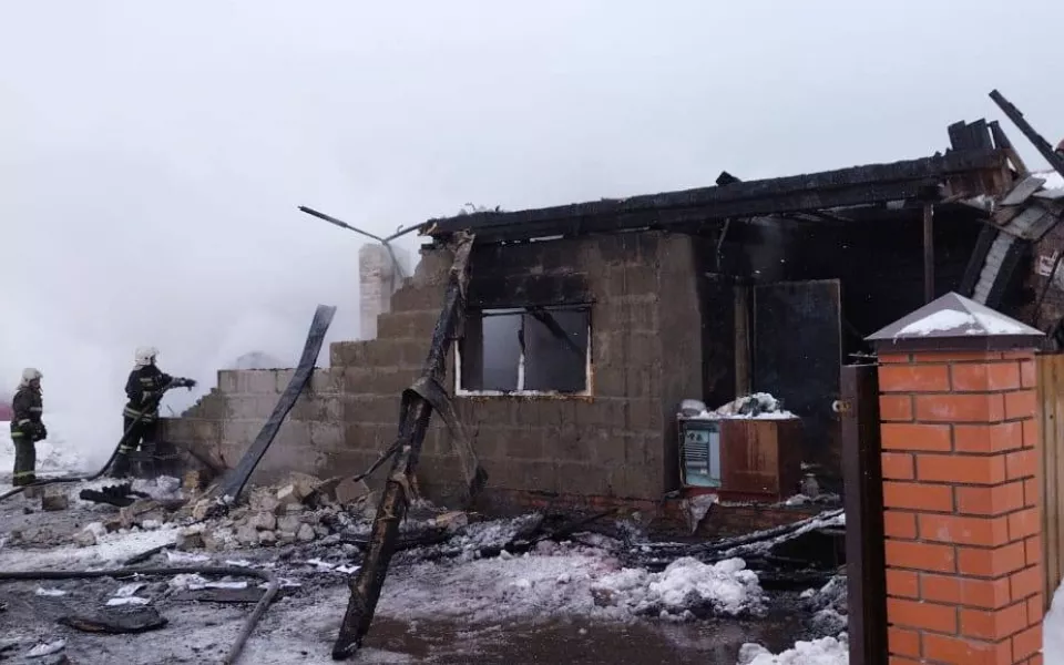В алтайском селе огонь уничтожил дом и баню на 150 квадратах