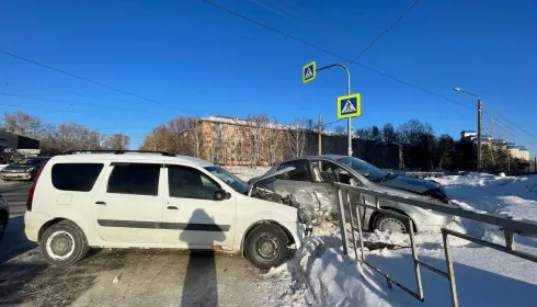 В Барнауле два авто не поделили перекресток и снесли забор