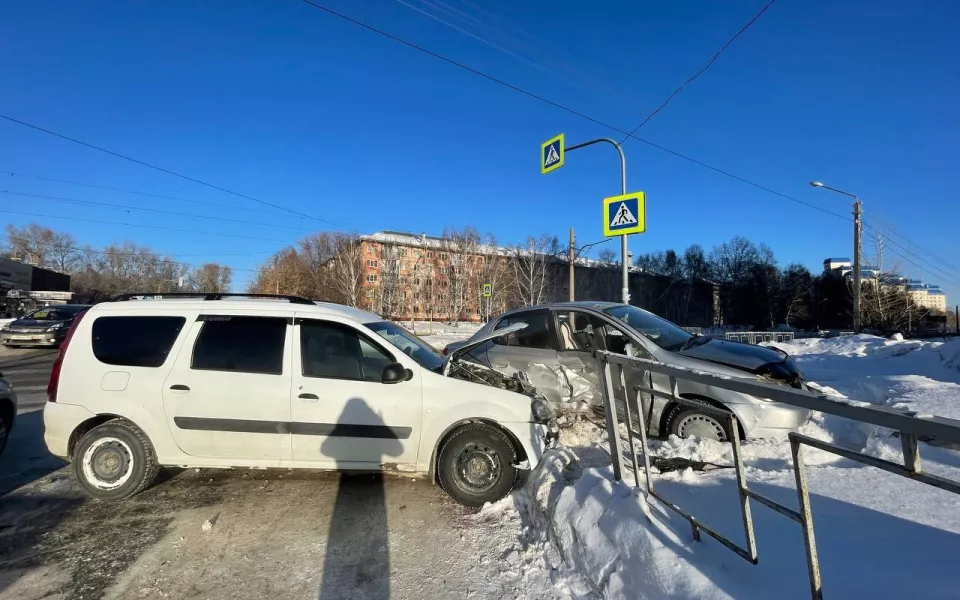 В Барнауле два авто не поделили перекресток и снесли забор