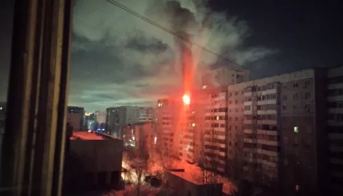 В спальном районе Барнаула ночью загорелась квартира в 10-этажке