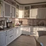 В Новоалтайске за 8,2 млн рублей продают двухуровневую квартиру с дорогой кухней