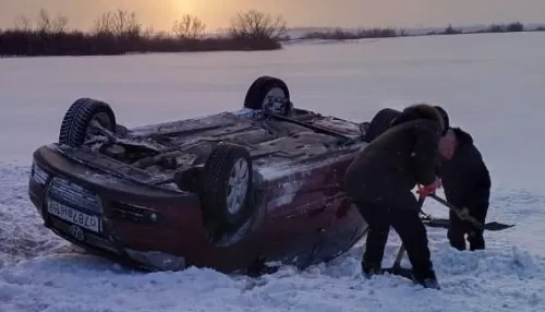 В Алтайском крае легковушка соскользнула с трассы и перевернулась
