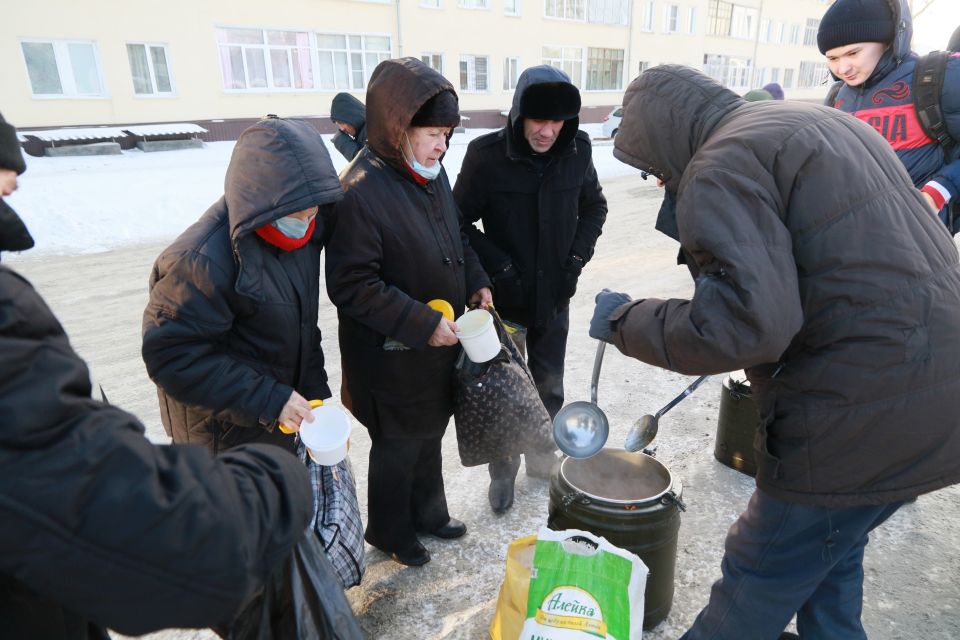 Кормление бездомных в Барнауле