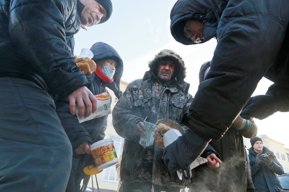 Благие дела. Как барнаульские волонтеры каждое воскресенье кормят нуждающихся