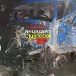 В Алтайском крае водитель КамАЗа погиб после ДТП с фурой на ж/д переезде