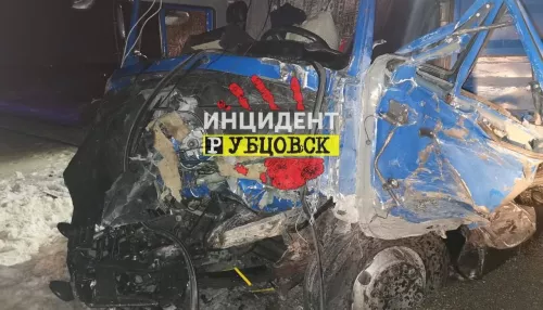 В Алтайском крае водитель КамАЗа погиб после ДТП с фурой на ж/д переезде